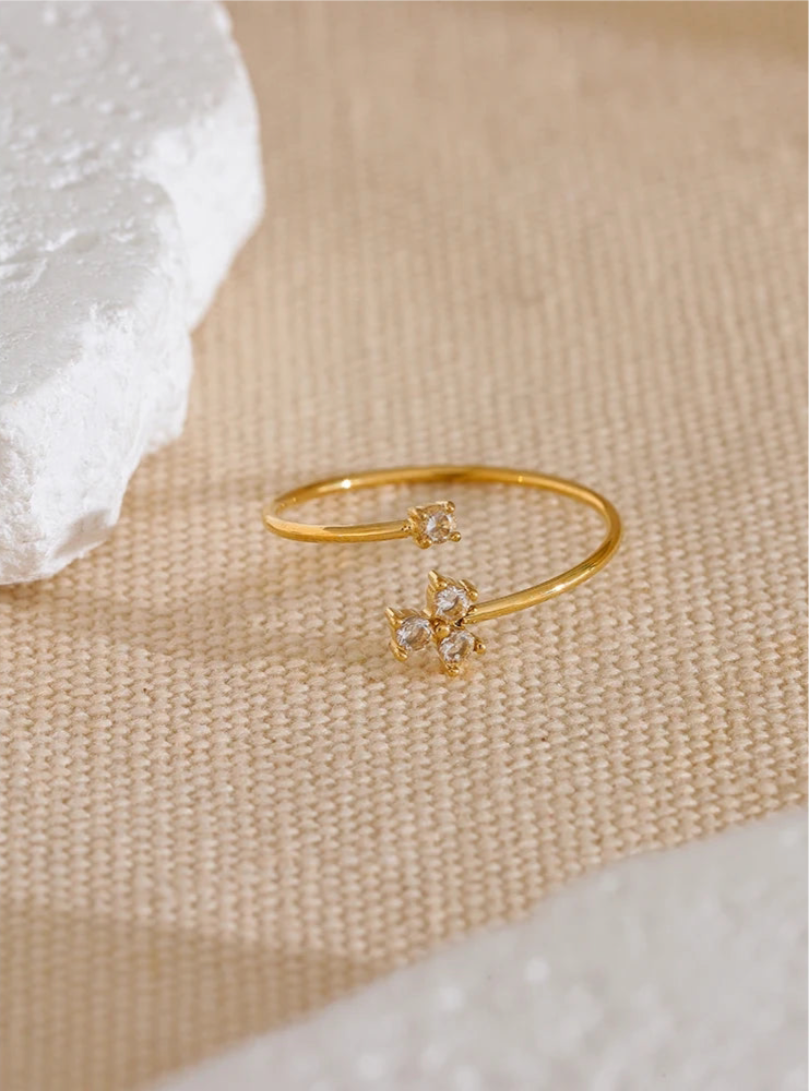 NO:26 Anello con zirconi a forma di fiore