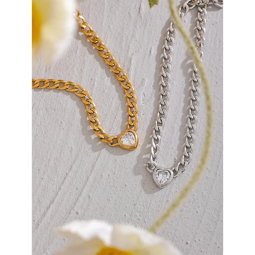 Collana con zirconi scintillanti a forma di cuore n. 4